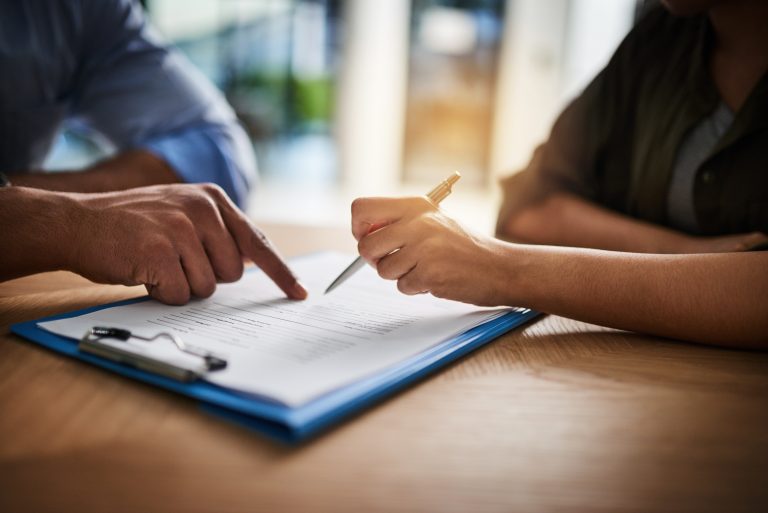 Top Tips for Filing an Auto Glass Repair Claim With Your Insurer